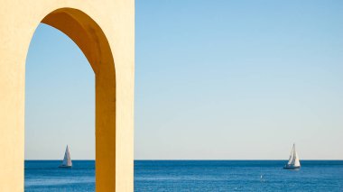mavi deniz ve varigotti bir kemer üzerinden gökyüzü görünümü