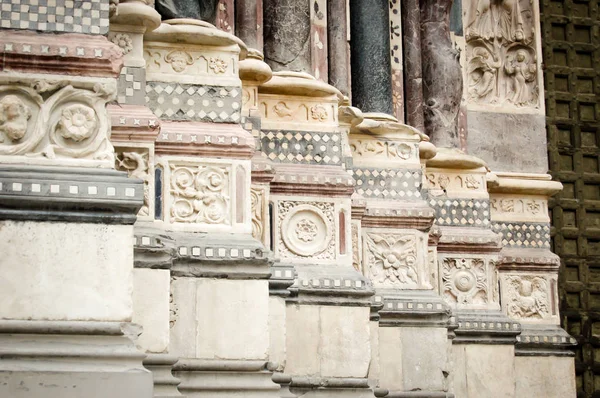 saint lawrence Katedrali'nın sütun Cenova İtalya detay