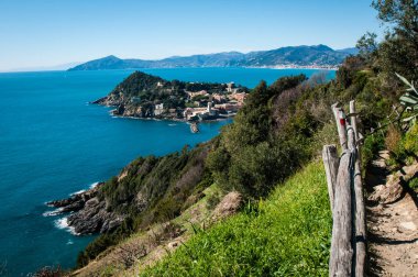  sestri levante Cenova 'baia del silenzio' görünümünü mavi gökyüzü arka plan üzerinde