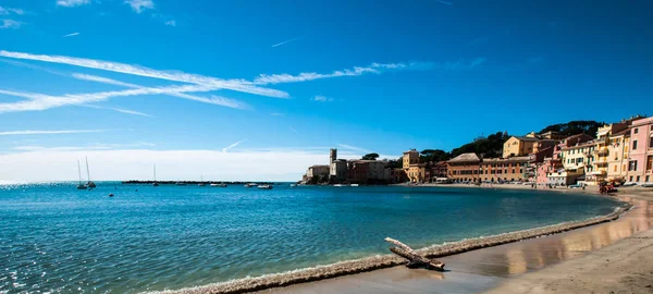  sestri levante Cenova 'baia del silenzio' görünümünü mavi gökyüzü arka plan üzerinde