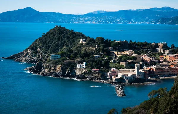 Veduta della baia del silenzio in sestri levante genoa su sfondo blu cielo — Foto Stock