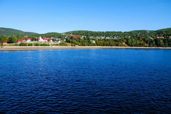 Görünüm tadoussac koyu mavi gökyüzü ve su arka planlar bir feribot tekne Kanada'dan