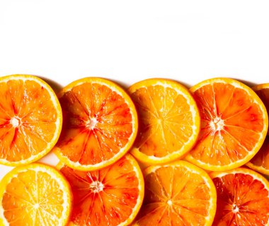 Beyaz bir arka planda turuncu desen