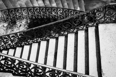 kentsel bir merdiven siyah beyaz görünümü