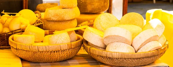  hasır sepetleri peynir ve süt ürünlerinde ve tekerlekli