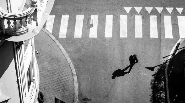 tarafından geçen bir yaya geçidi kızın alansal siyah beyaz fotoğraf