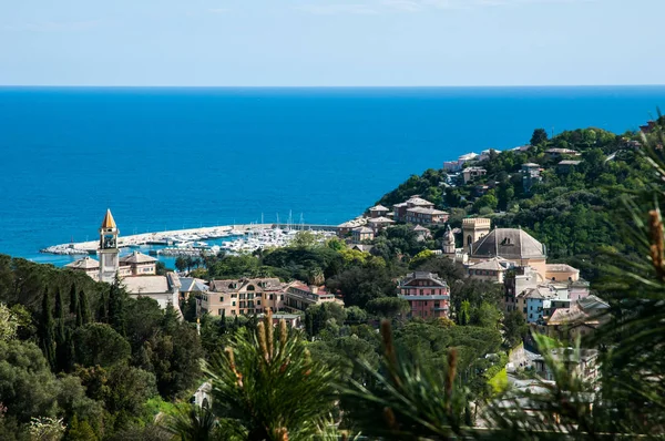 Panorama della cittadina di Arenzano in Liguria con il suo porto e la famosa chiesa 'Ges Bambino di Praga' sullo sfondo — Foto Stock