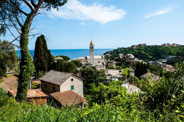 Panorama della cittadina di Arenzano in Liguria e della famosa chiesa 'Ges Bambino di Praga' sullo sfondo — Foto Stock
