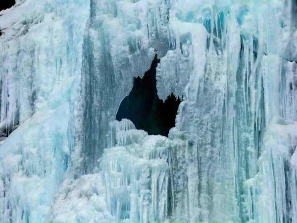 Cascade gelée avec glace en forme d'hiver — Photo