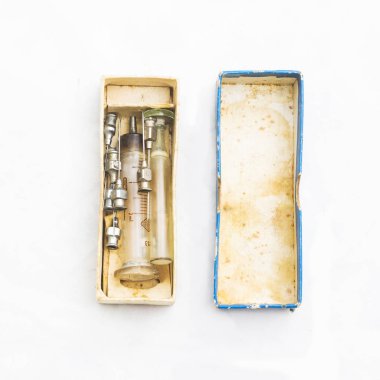 Kutusunda, beyaz arka plan üzerinde izole iğne ile değiştirilebilir Vintage cam şırınga