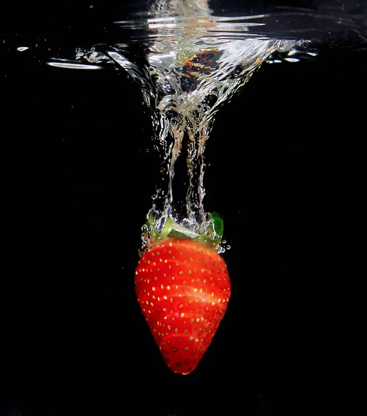 Salpicos de morango na água, Black Bacground — Fotografia de Stock