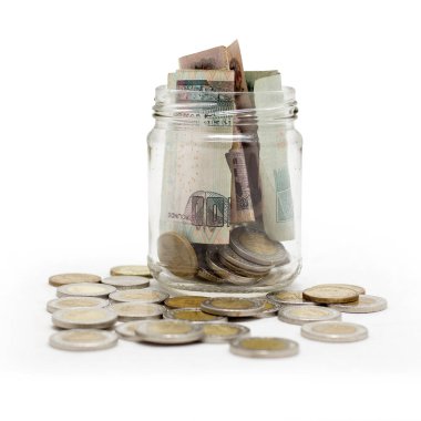 Mısır pound, sikke ve banknot kavanoza, beyaz B izole