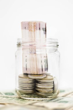 Bize dolar, Whit üzerinde izole banknot ve madeni paraların Cam Kavanoz