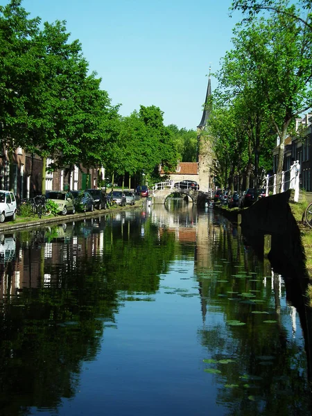 街景水运河，荷兰代尔夫特 — 图库照片