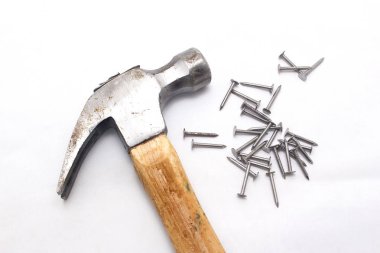 Beyaz arka plan üzerinde dağınık perçin yanında çekiç