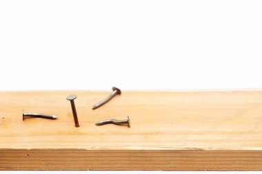 Başarılı çivi, diğer perçin ile çevrili bir tahta parçasının içine dövülmüş perçin