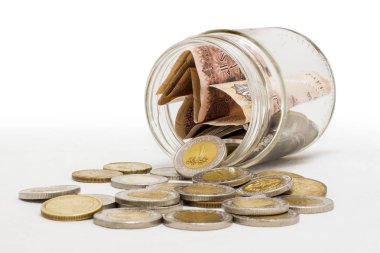 Mısır pound, beyaz arka plan üzerinde izole paralar Jar,