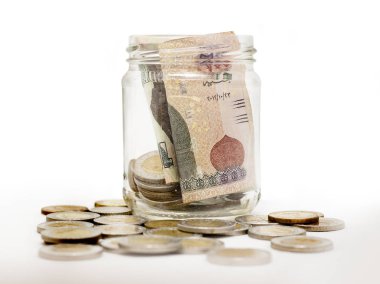 Mısır pound, sikke ve banknot cam kavanoz içinde beyaz arka plan üzerinde izole