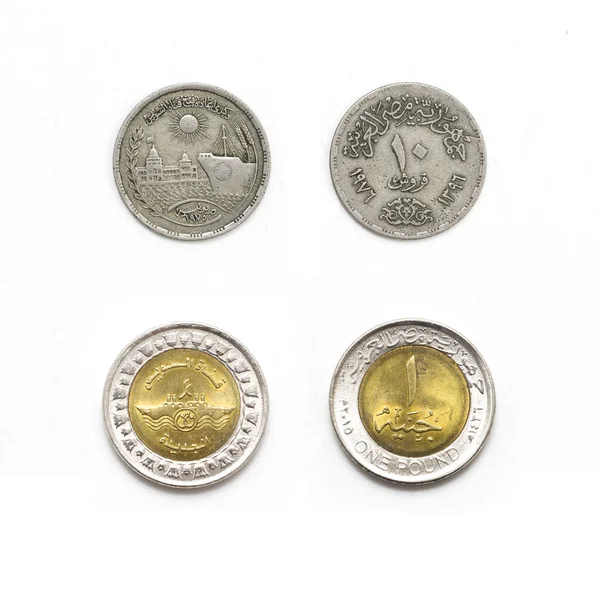 Μνημείο αιγυπτιακά νομίσματα που χαρακτηρίζει την διώρυγα του Σουέζ εκ νέου το 1976 και επέκτασης για το 2015 — Φωτογραφία Αρχείου