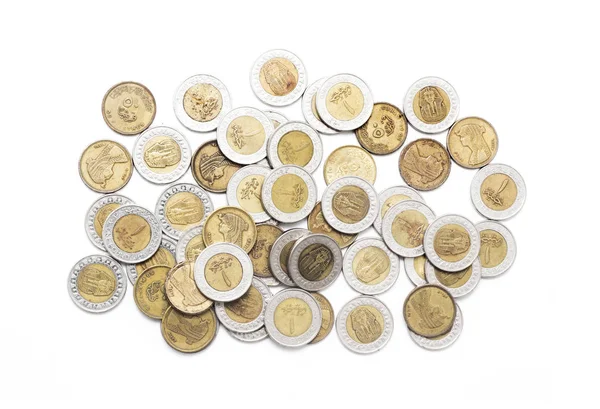Σωρός από αιγυπτιακές λίρες, νομίσματα ακάθαρτο, απομονώνονται σε λευκό φόντο — Φωτογραφία Αρχείου