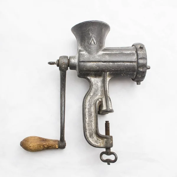 Clasic Manual Rusty Meat Grinder, izolat pe fundal alb — Fotografie, imagine de stoc