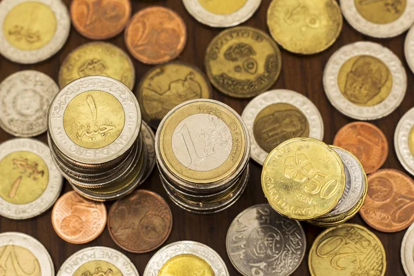 Монети стеки, різноманітних валютами, збереження концепції — стокове фото