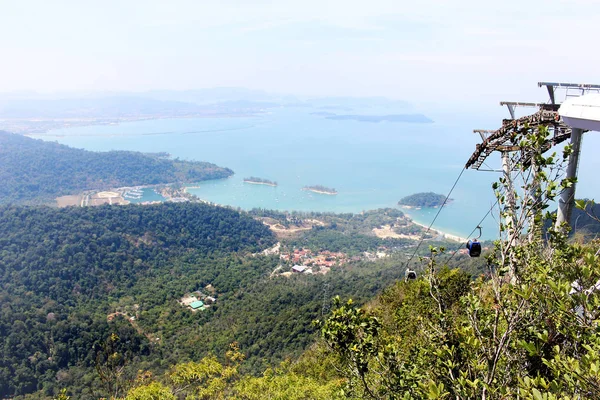 Felvonó, légi Lift felett erdők Langkawi, Malajzia — Stock Fotó