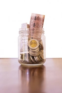 Sikke ve banknot kavanoza, Mısır pound, ahşap Resepsiyon izole beyaz arka plan üzerinde