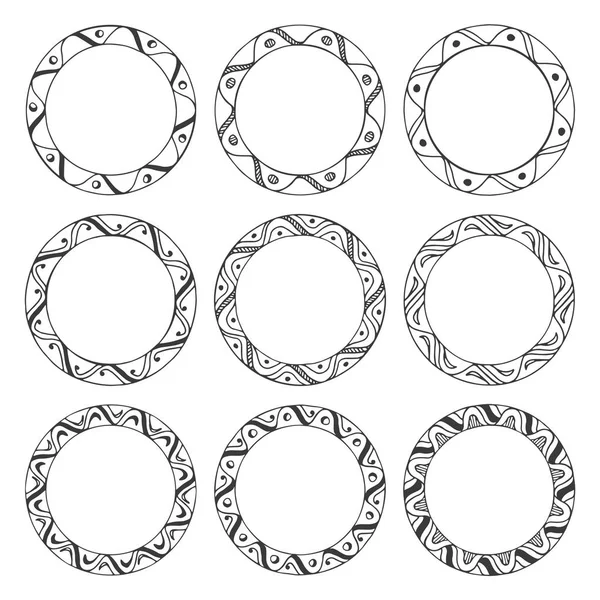 Cadres ronds dessinés à la main, ornements de cercle — Image vectorielle
