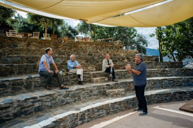 Erkek adam için dinleme tuğla adımlar üzerinde