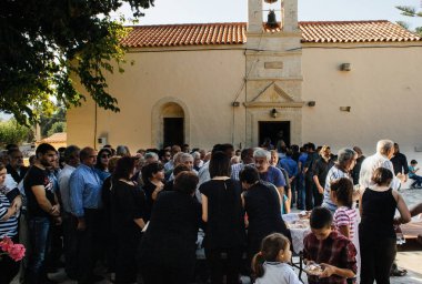 Kilise ön bahçesinde Toplantı