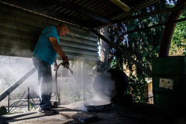 Adam su akışı ile pota Temizleme