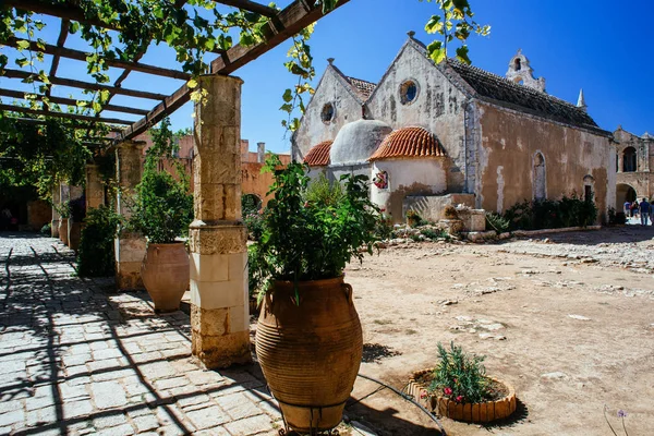 Tencere bitkiler ve kilise ile görünümünü