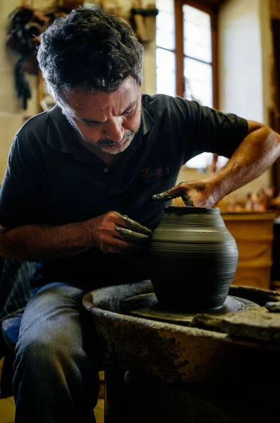 Homme faisant pot d'argile — Photo