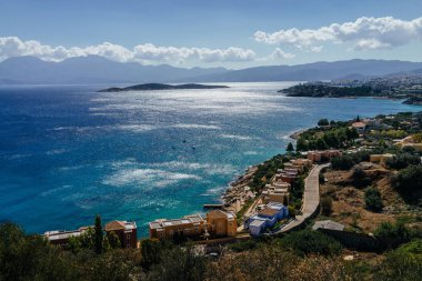 Deniz kıyısında küçük bir kasaba 