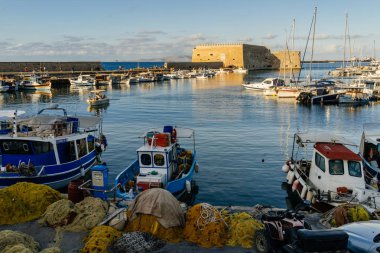 Tekneler ve gemiler rıhtımda demirli