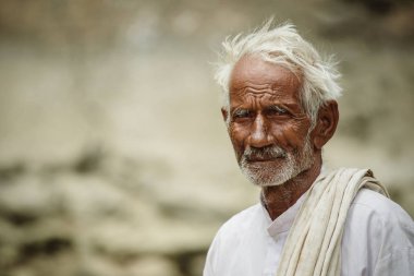 Gri saçla yaşlı hindu adam