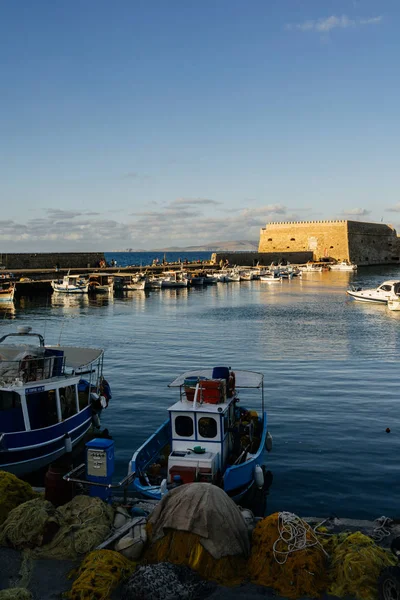 Tekneler ve gemiler rıhtımda demirli