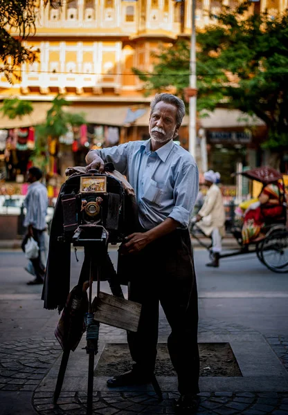Indian człowiek stojący w pobliżu vintage aparatu — Zdjęcie stockowe