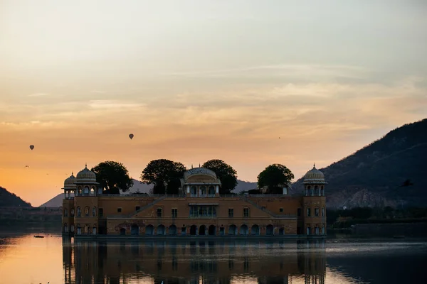 Πολυτελές παλάτι στο ηλιοβασίλεμα — Φωτογραφία Αρχείου