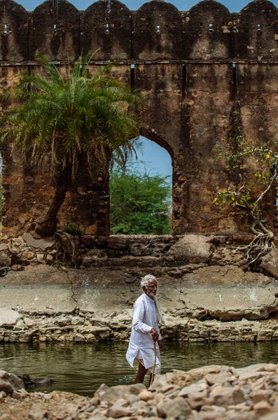 Vecchio che cammina sulla riva del fiume — Foto Stock