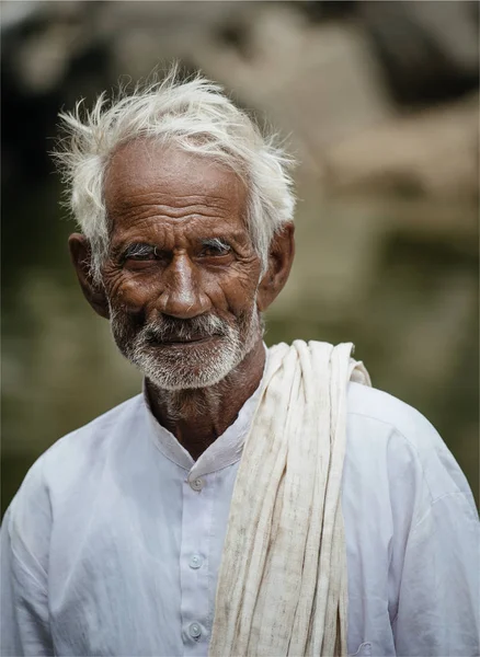Vecchio indù con i capelli grigi — Foto Stock