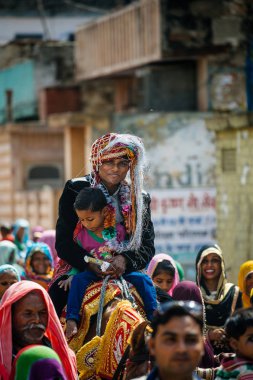 Adam ata binme çocukla