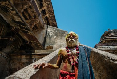 Hindu rahip Tapınağı avluda duran