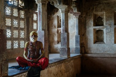 Hindistan, Rajasthan, Mart 2014: tapınak içinde oturan Hindu rahip