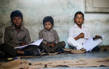 Oturma ve gazete okuma çocuk