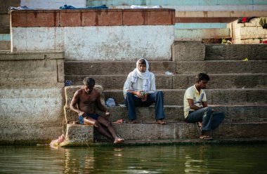 Merdivenlerde oturan üç adam