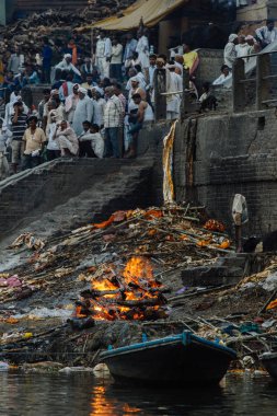 Erkekler cenaze ateşi yapıyor