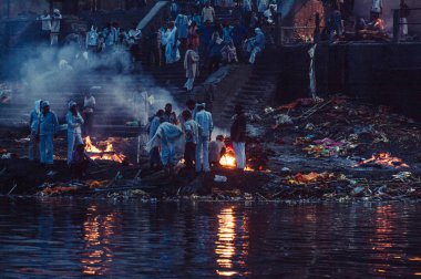 Erkekler cenaze ateşi yapıyor