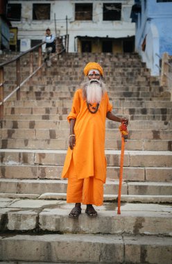 Hintli keşiş merdivende daimi